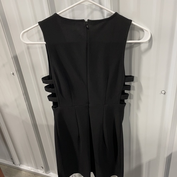 Black Tobi fitted dress - Picture 2 of 4